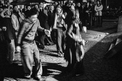405849 Afbeelding van dansende mensen op het Domplein te Utrecht, tijdens de Bluesroute.